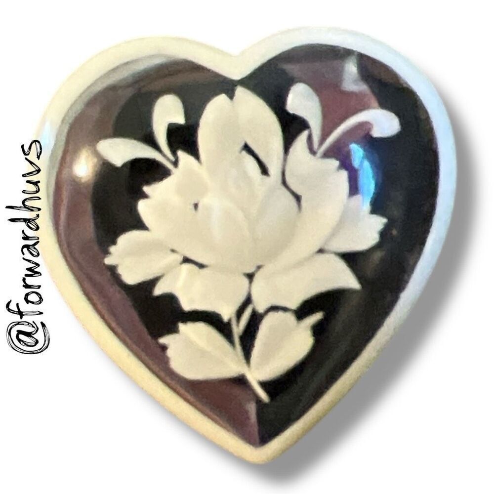 Vintage Heart Brooch – Mirrored White Floral Design – Glossy Silver